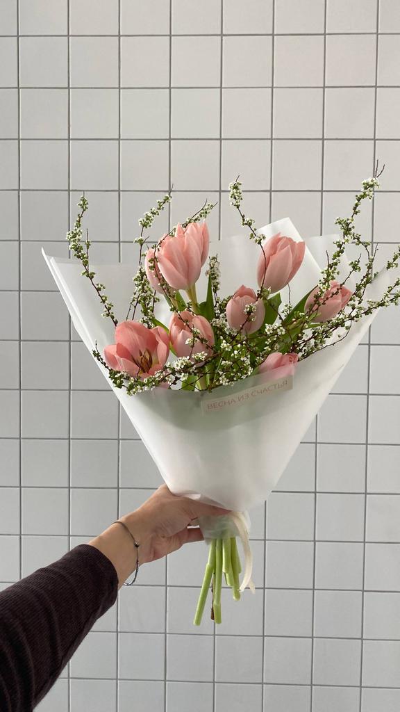 Тюльпаны с веточками спиреи