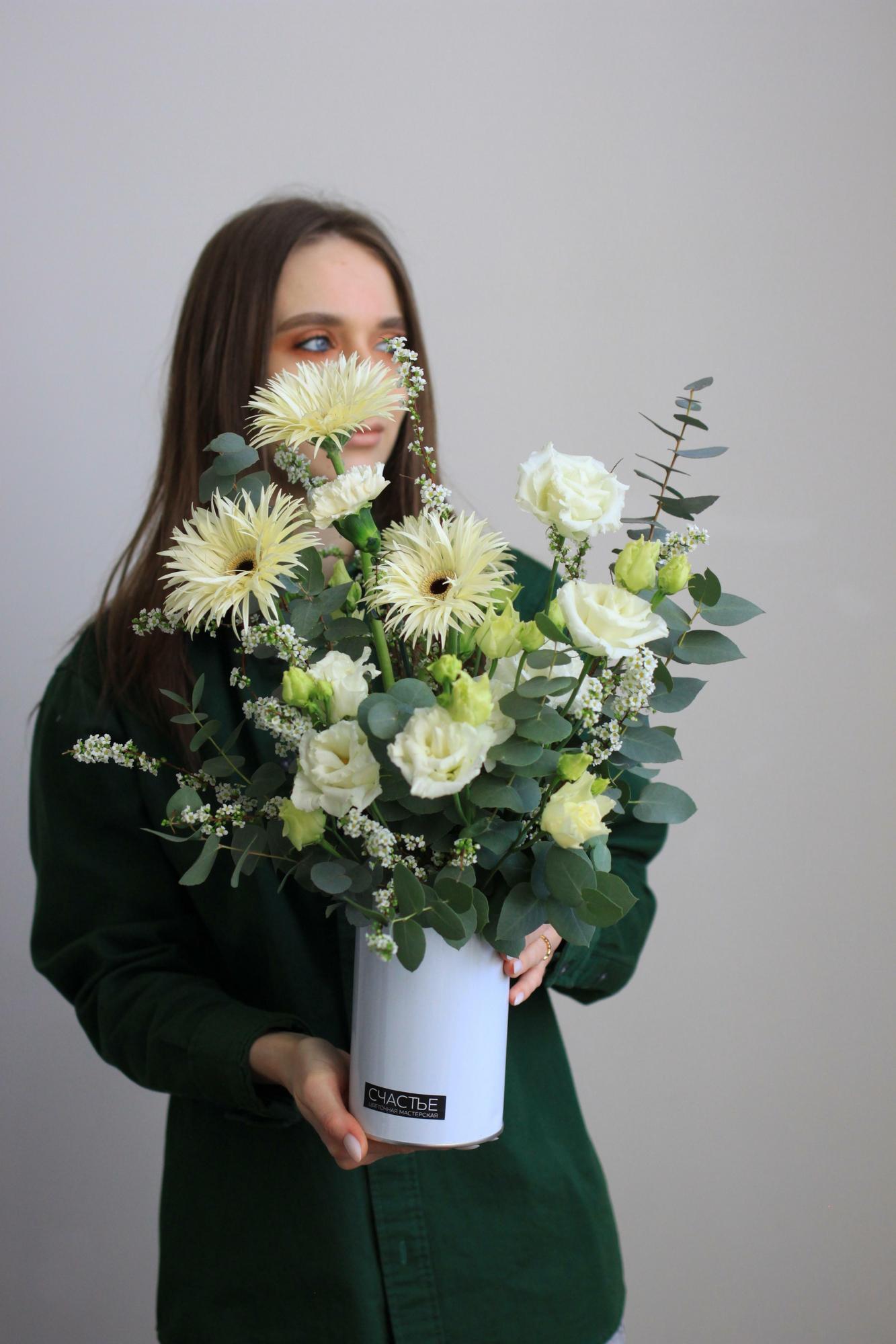 Бело-зеленая весенняя композиция