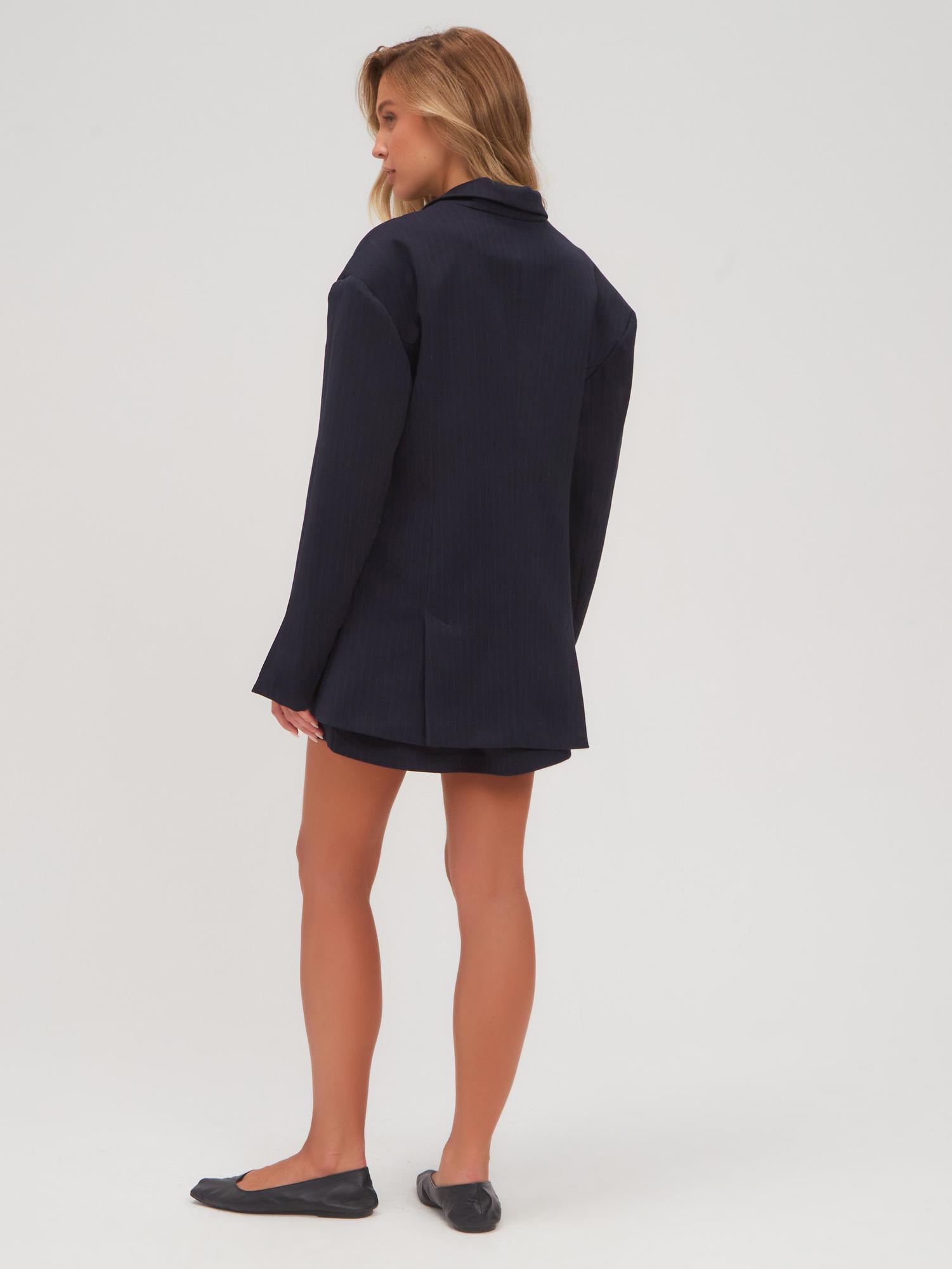 Пиджак с широкими плечами в полоску