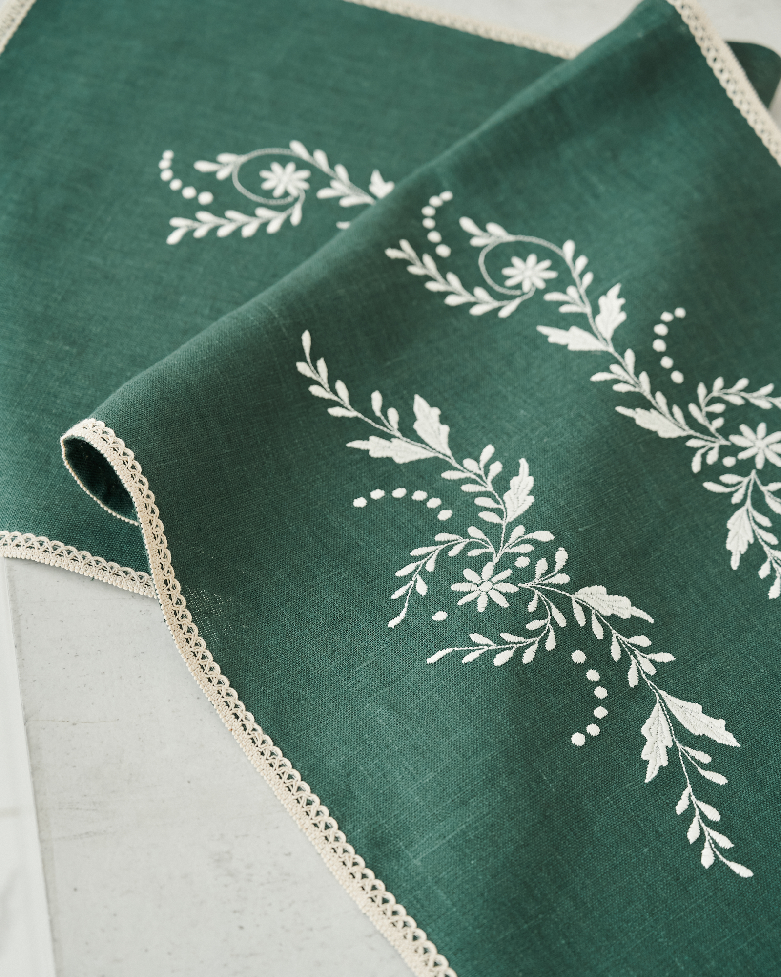 Дорожка Зелёная с молочной вышивкой