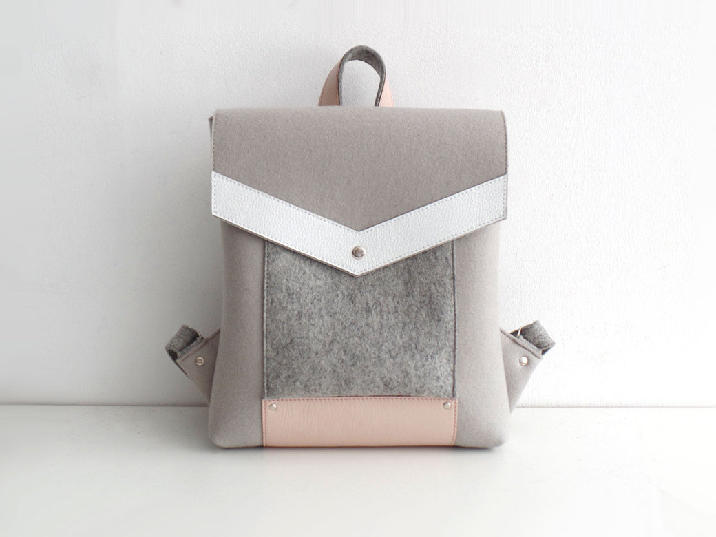 Рюкзак пепельный с белой и пудровой кожей