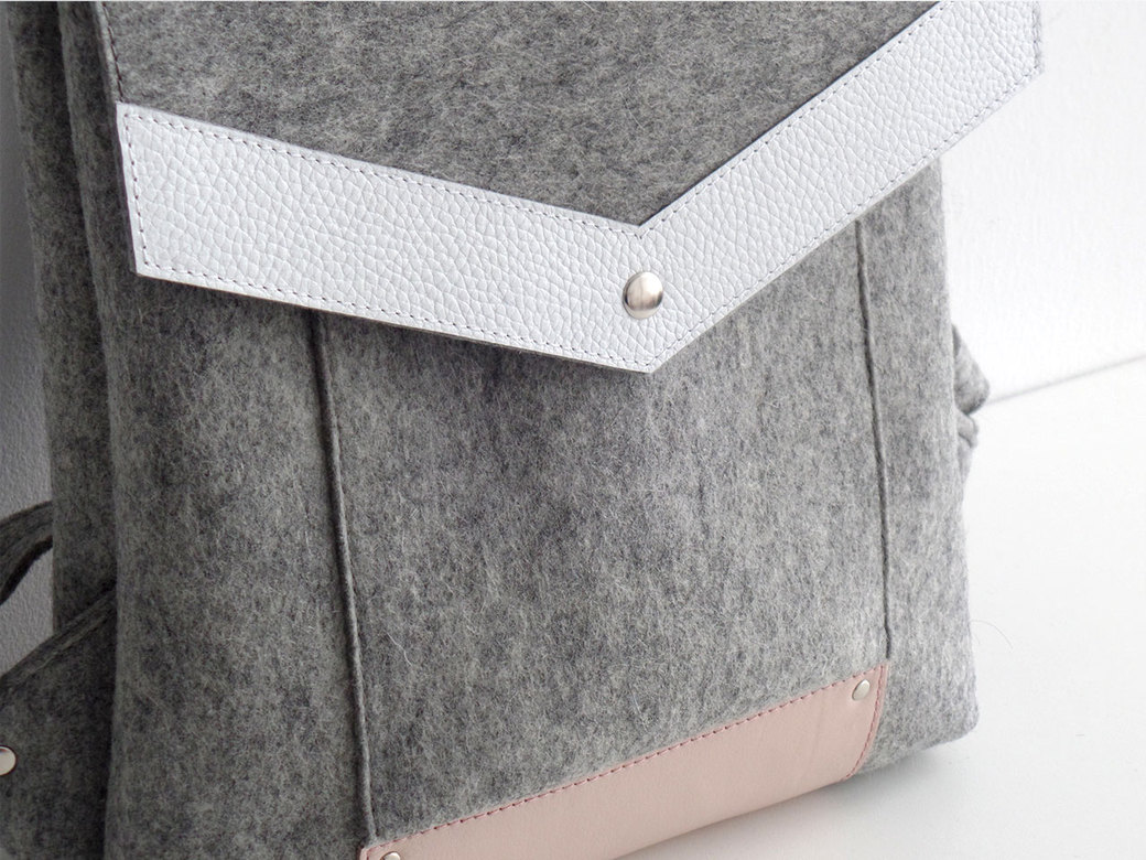 Рюкзак светло-серый с белой и пудровой кожей