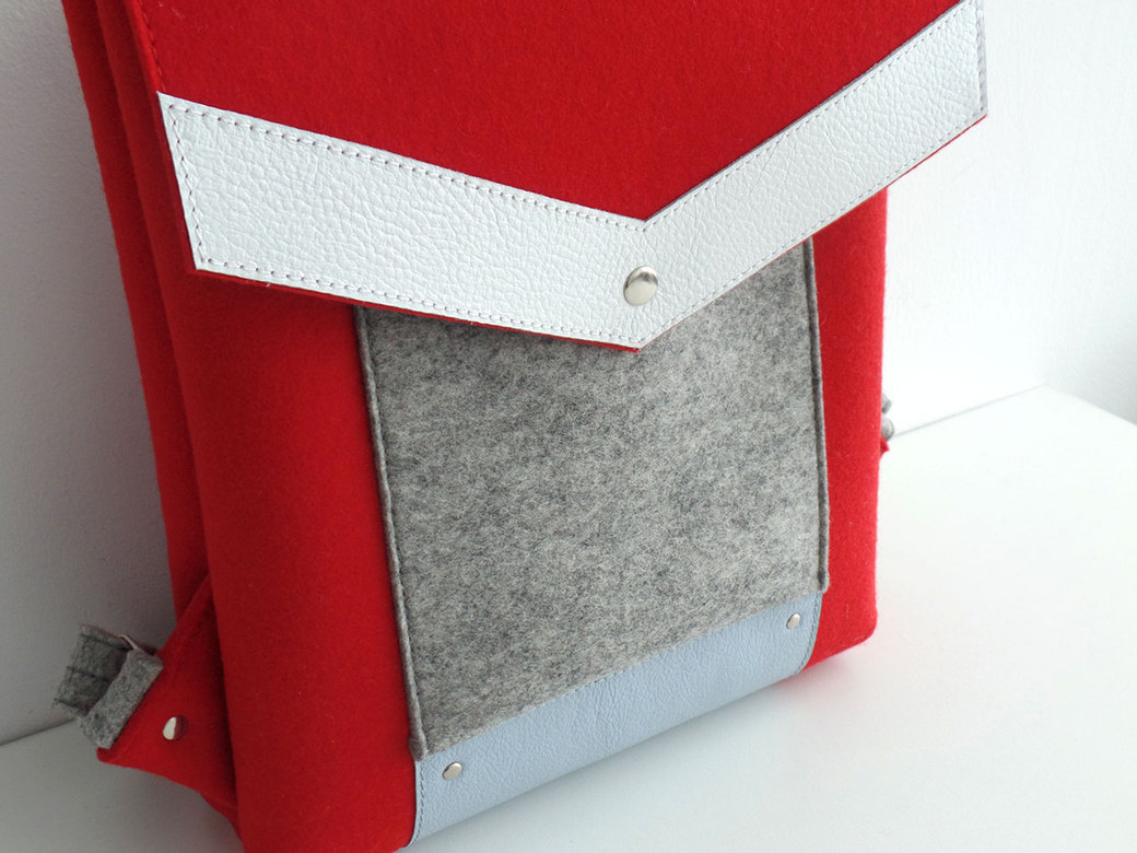 Рюкзак красный с белой и голубой кожей