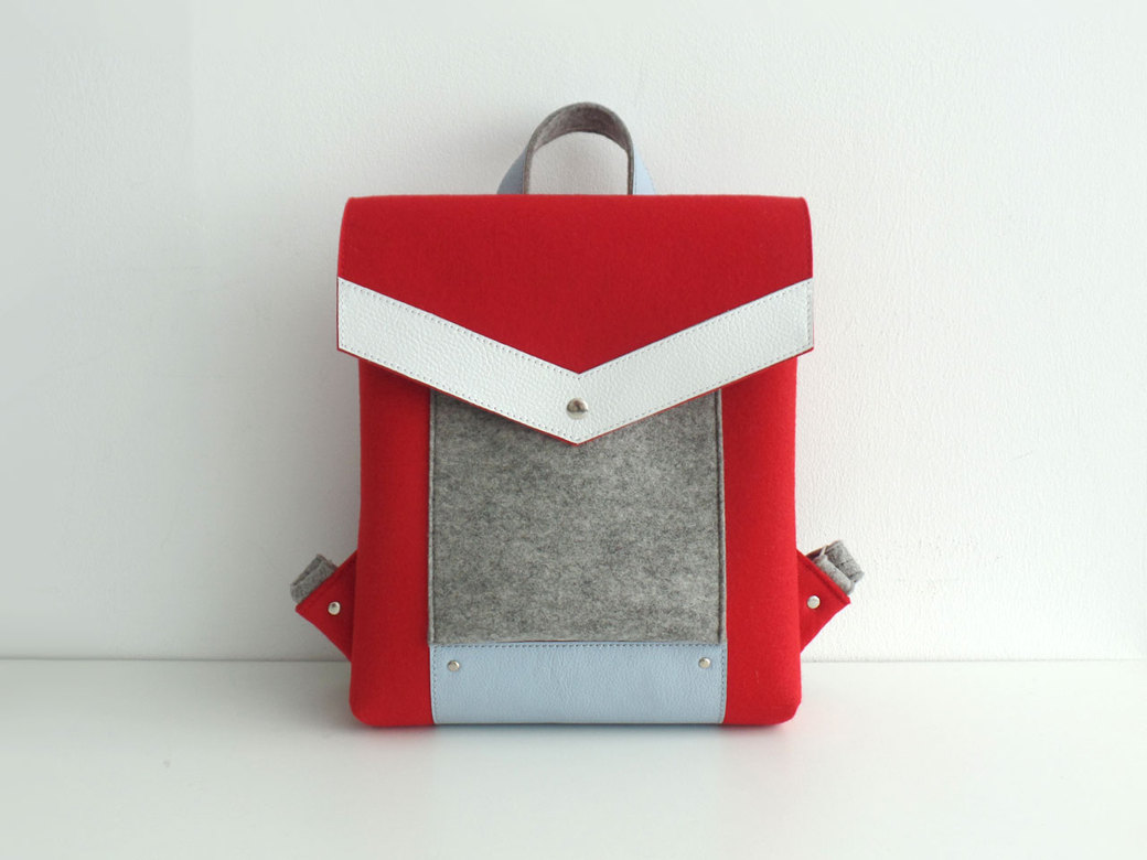 Рюкзак красный с белой и голубой кожей