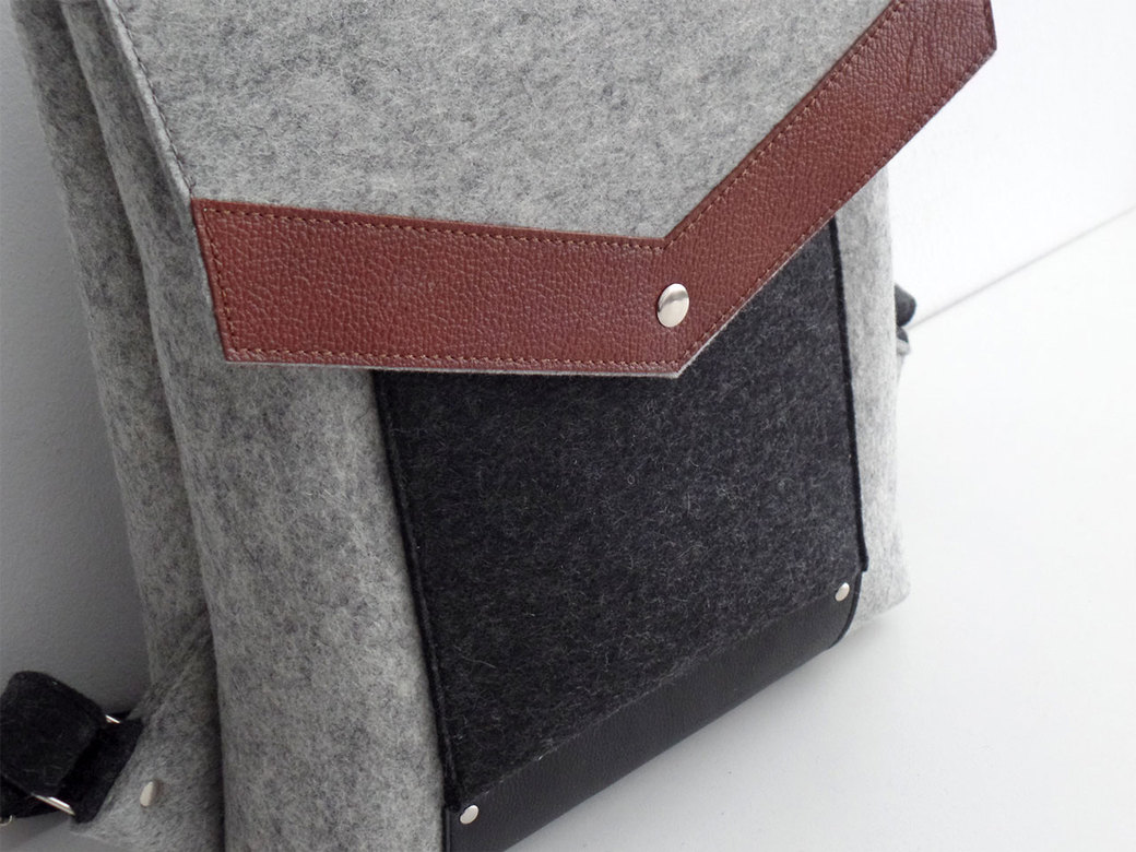 Рюкзак светло-серый с коричневой и черной кожей