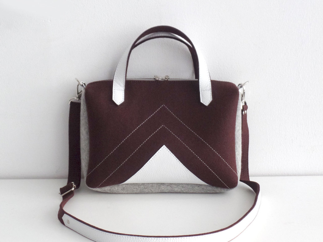 Сумка среднего размера шоколадная с белой кожей