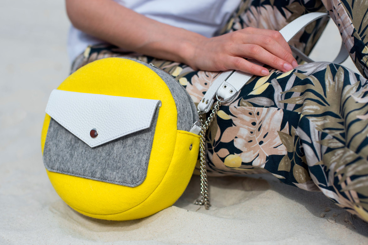 Круглая сумка желтая с белой кожей