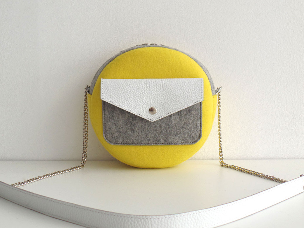 Круглая сумка желтая с белой кожей