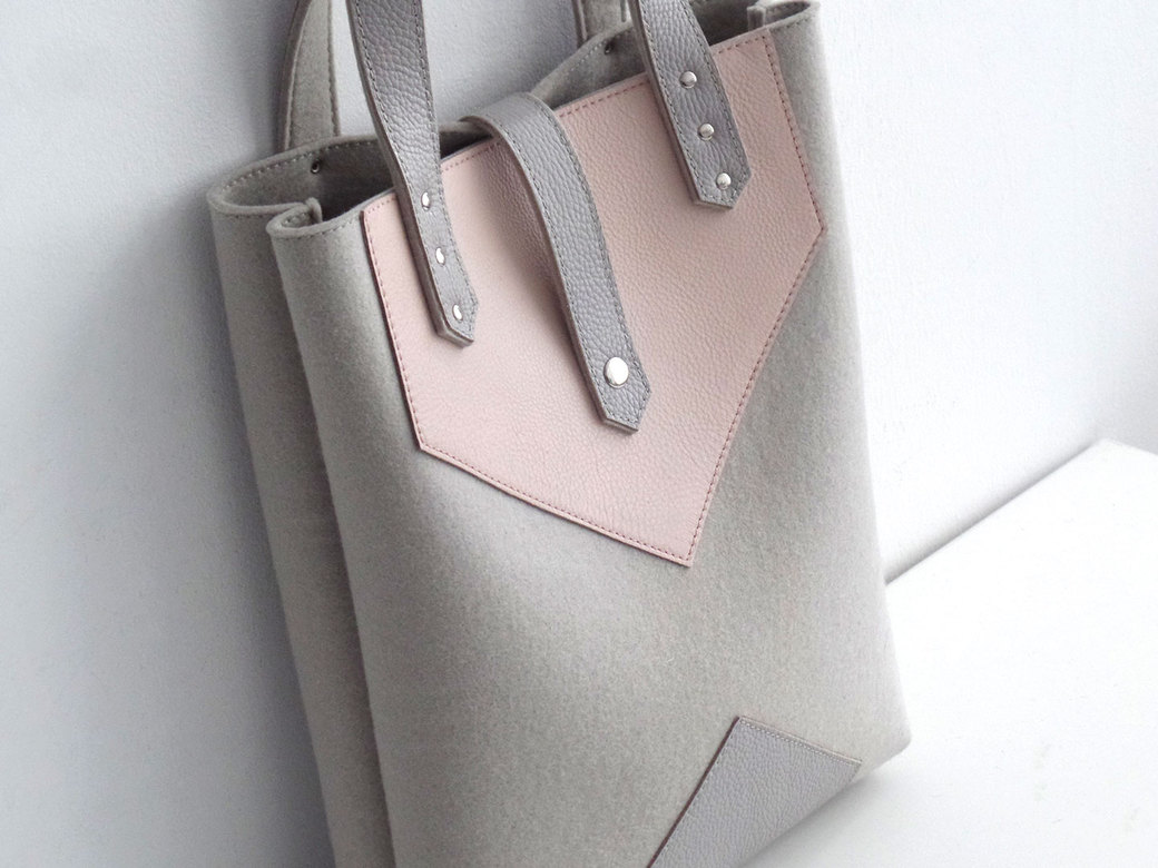 Сумка тоут пепельная с пудровой и серой кожей