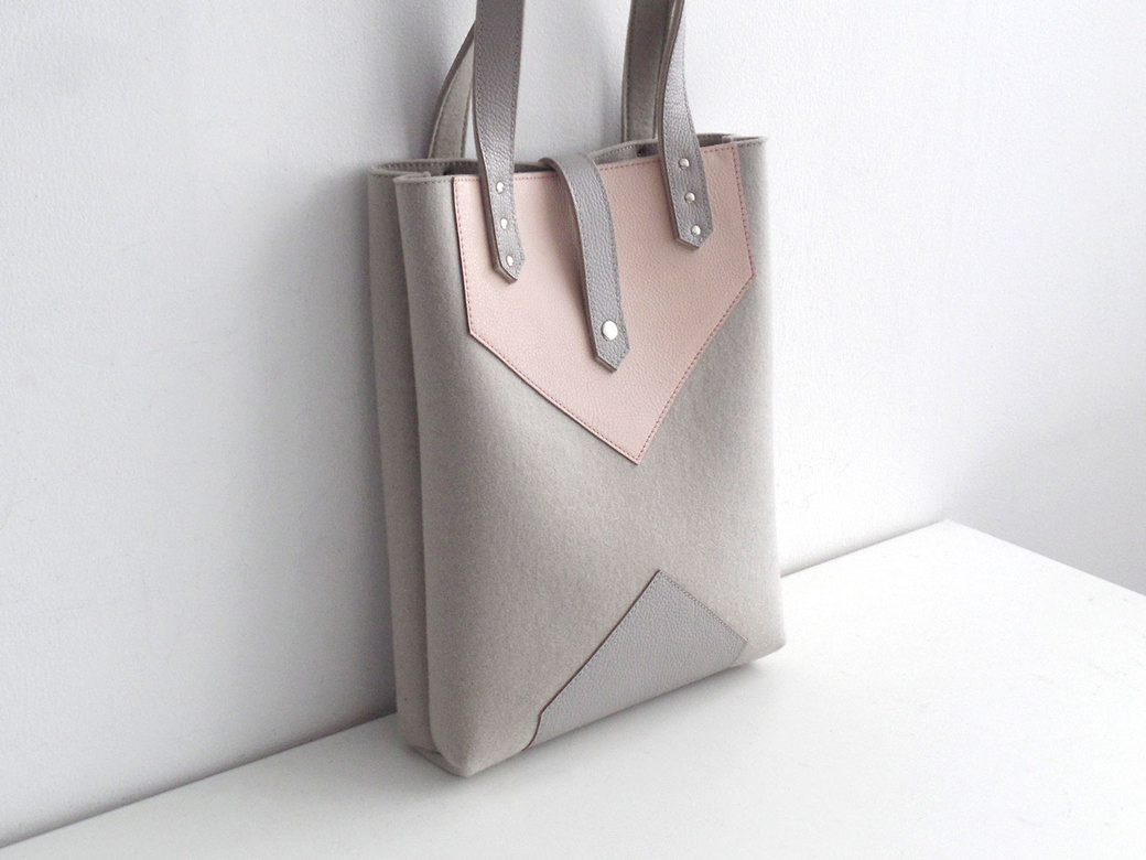 Сумка тоут пепельная с пудровой и серой кожей
