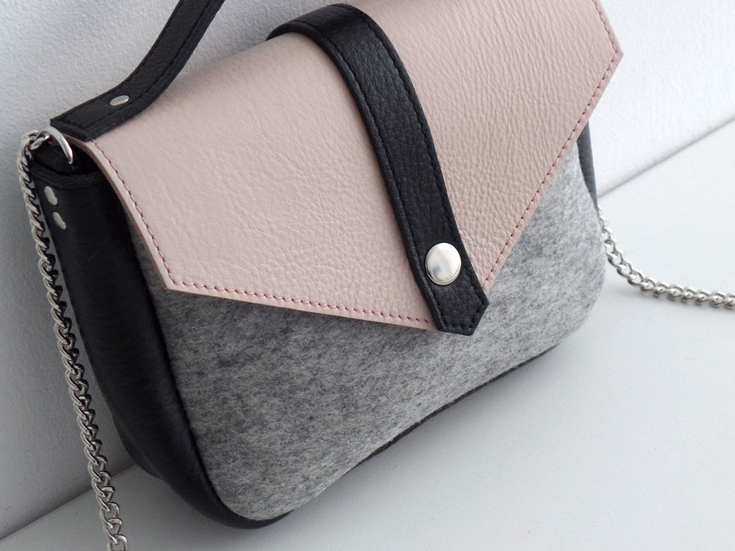 Сумка с пудровым кожаным клапаном светло-серая
