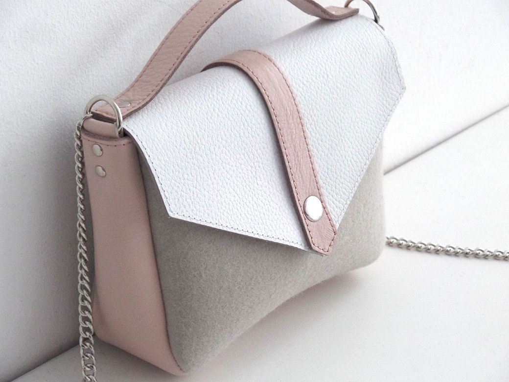 Сумка с белым кожаным клапаном пепельная