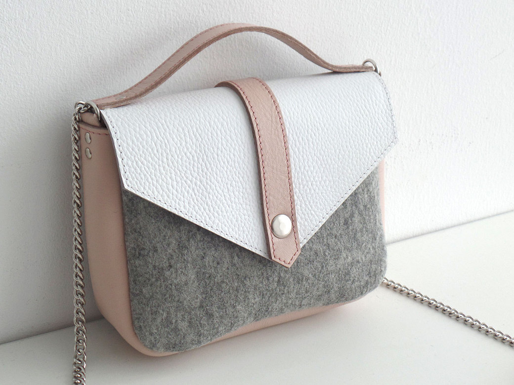 Сумка с белым кожаным клапаном светло-серая