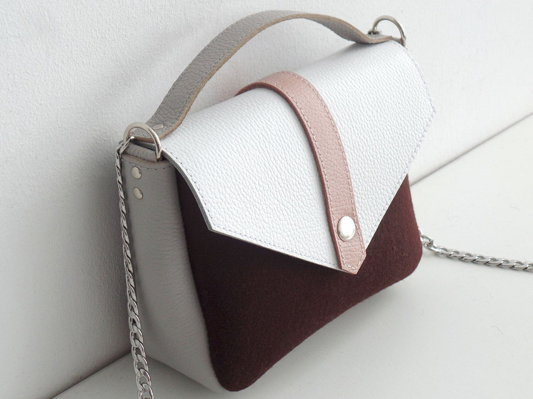 Сумка с белым кожаным клапаном шоколадная