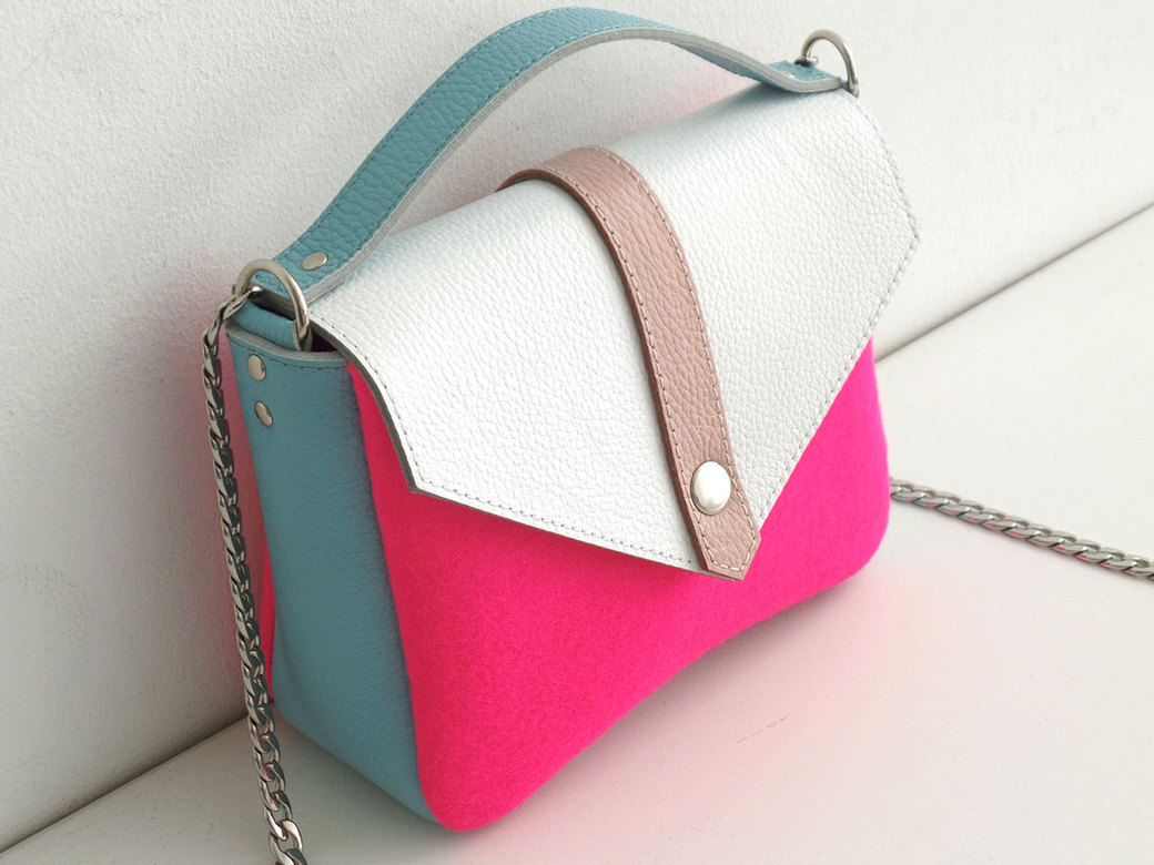 Сумка с белым кожаным клапаном розовая