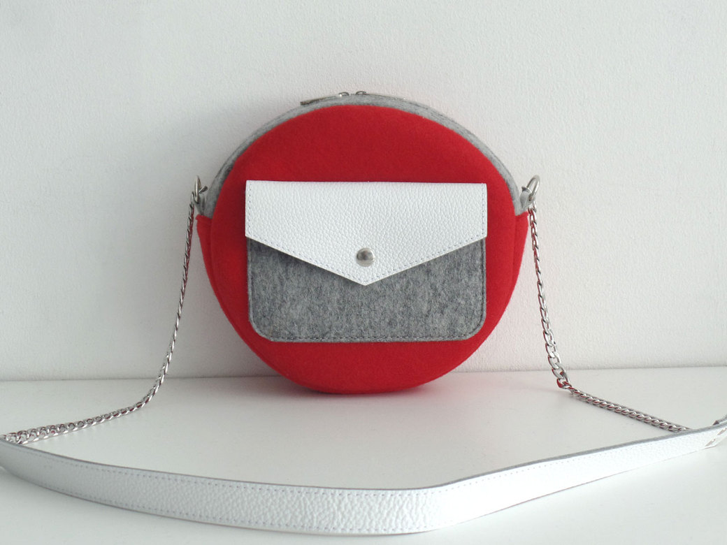 Круглая сумка красная с белой кожей