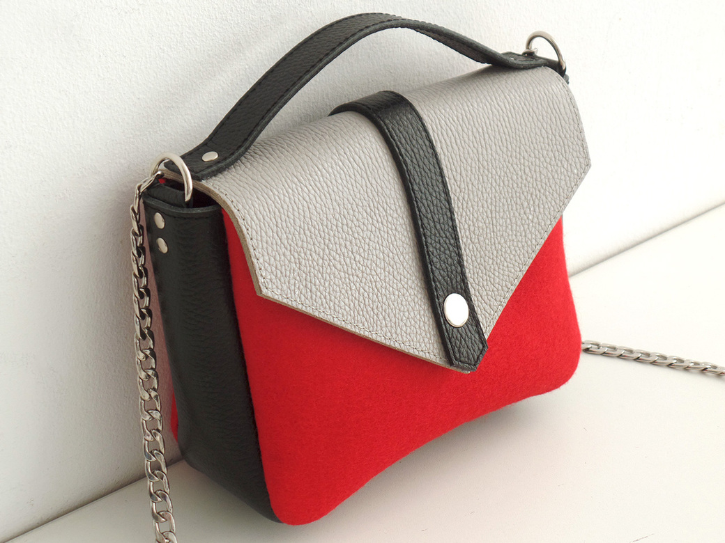 Сумка с серым кожаным клапаном красная