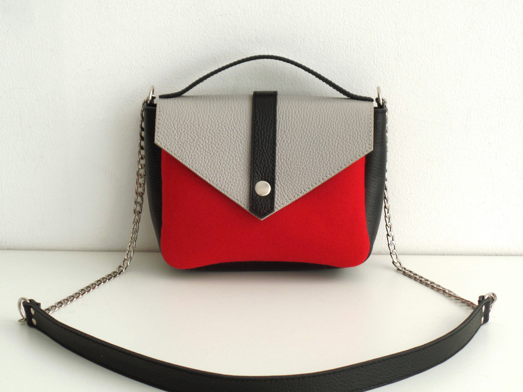 Сумка с серым кожаным клапаном красная