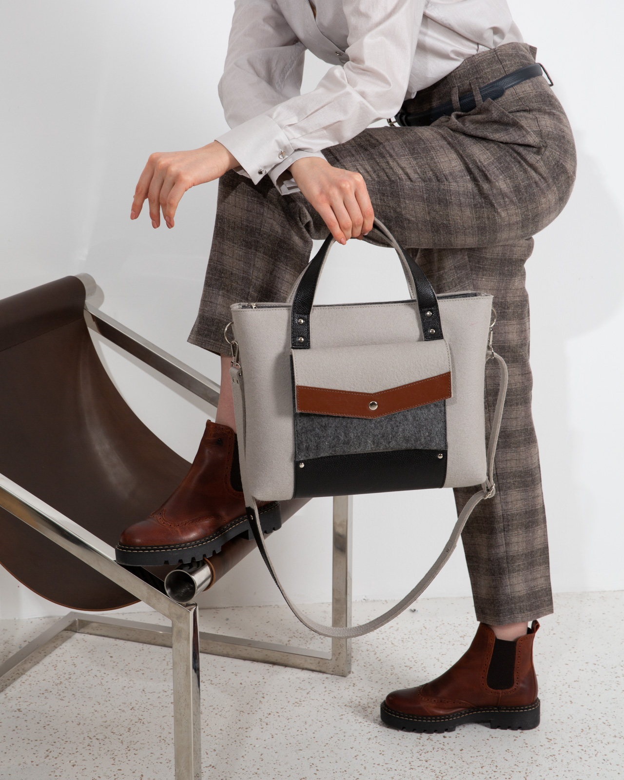 Портфель пепельный с коричневой и черной кожей