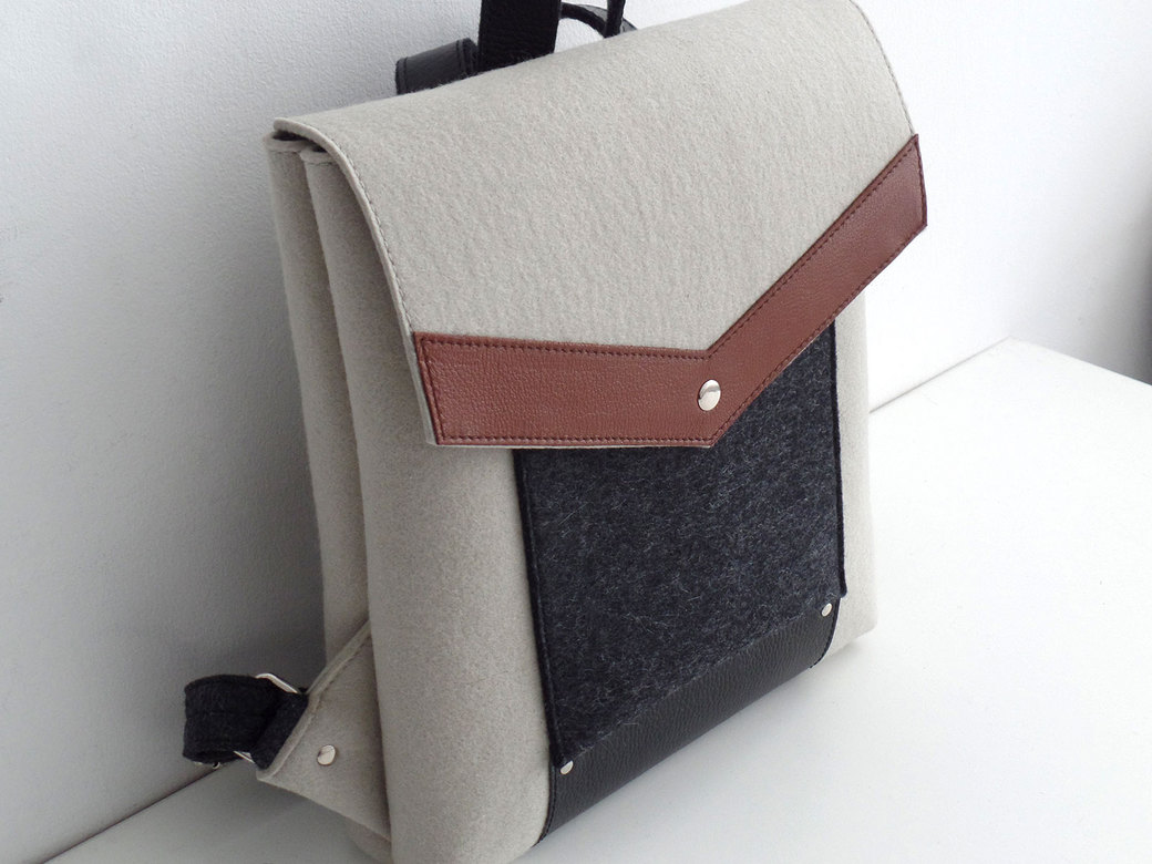 Рюкзак пепельный с коричневой и черной кожей