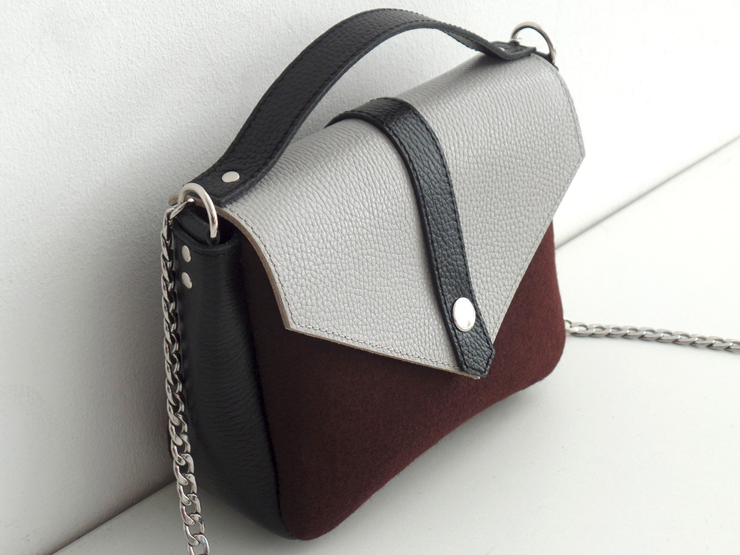 Сумка с серым кожаным клапаном шоколадная
