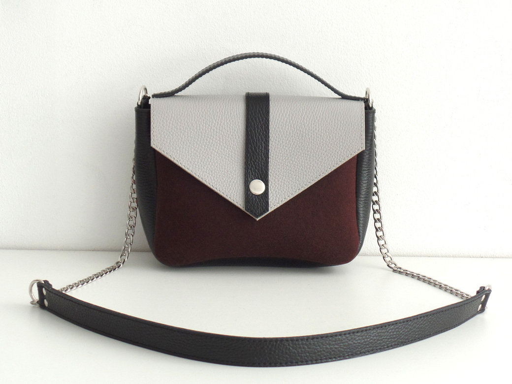 Сумка с серым кожаным клапаном шоколадная