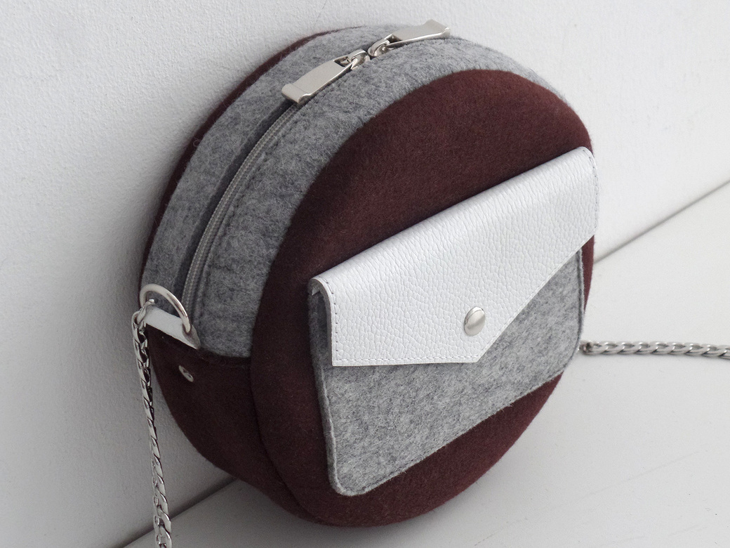 Круглая сумка шоколадная с белой кожей