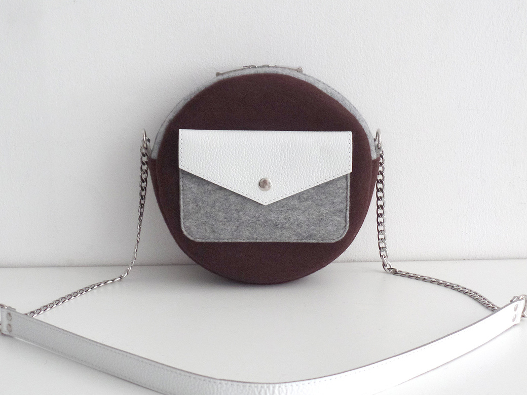 Круглая сумка шоколадная с белой кожей