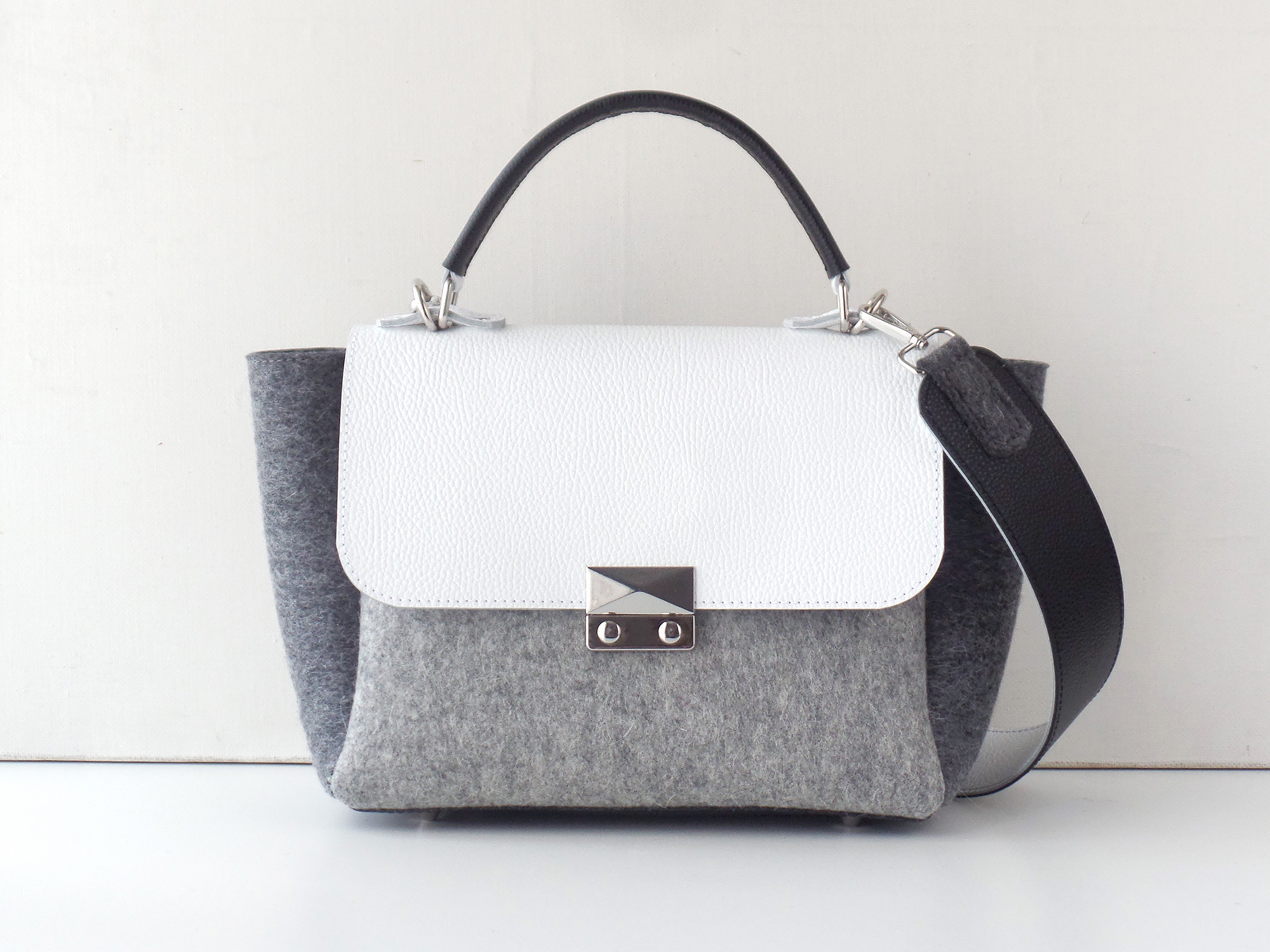 Сумка-трапеция светло-серая