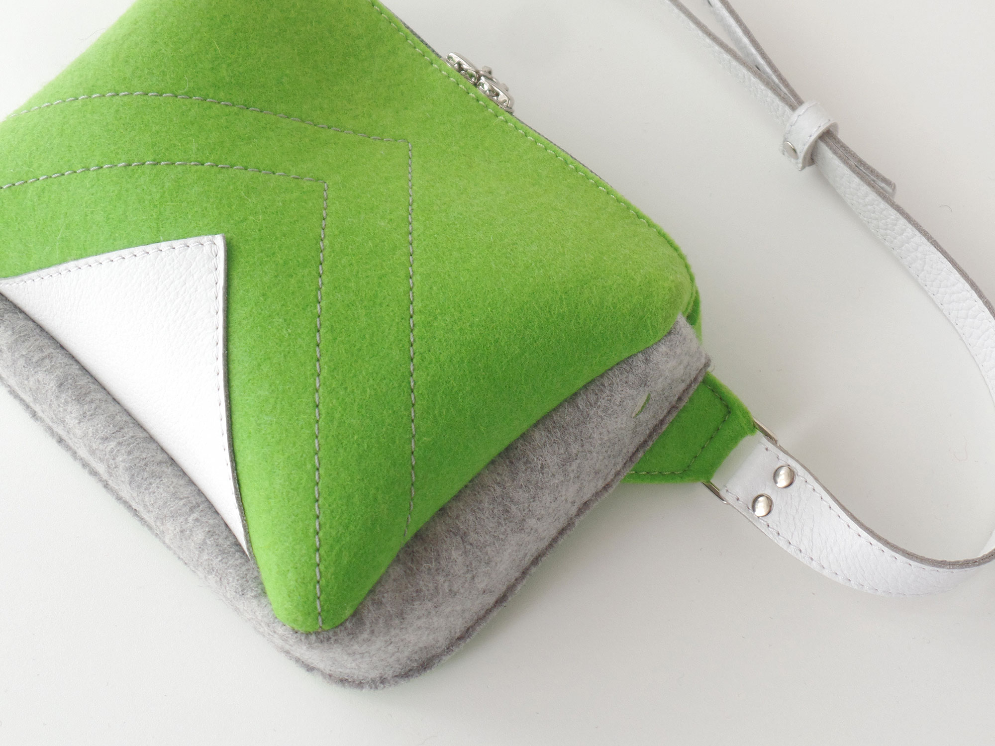 Сумка поясная салатовая