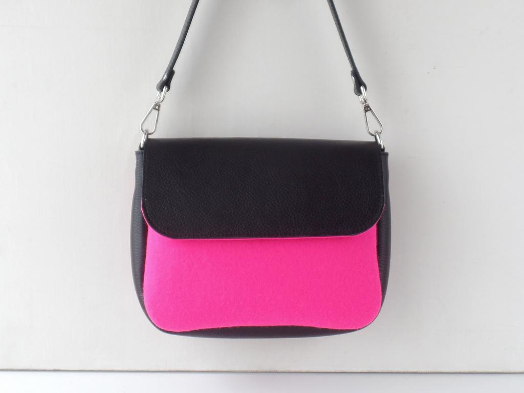 Сумка на плечо розовая