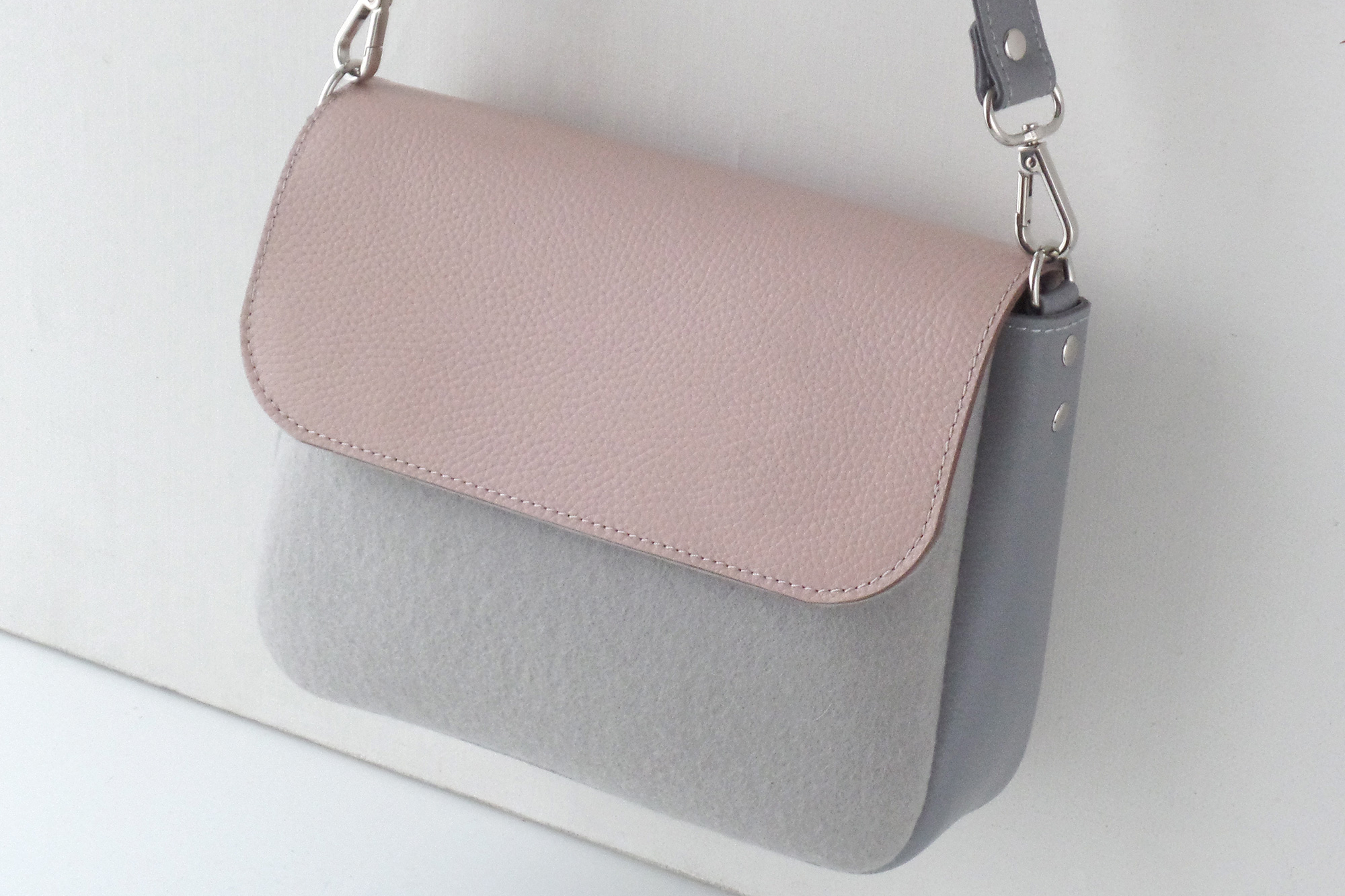 Сумка на плечо пепельная