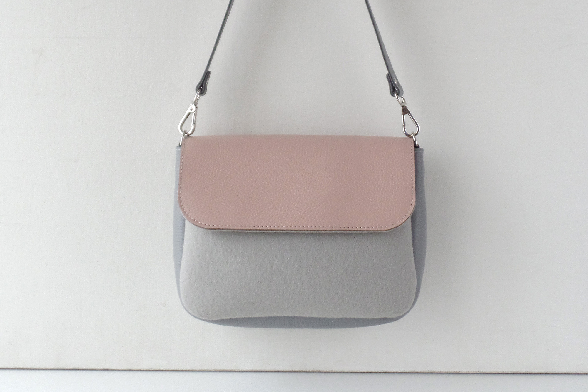 Сумка на плечо пепельная