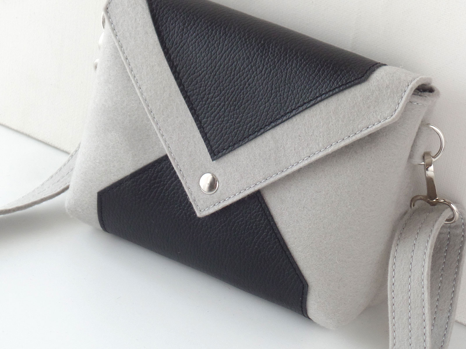 Сумка кроссбоди пепельная