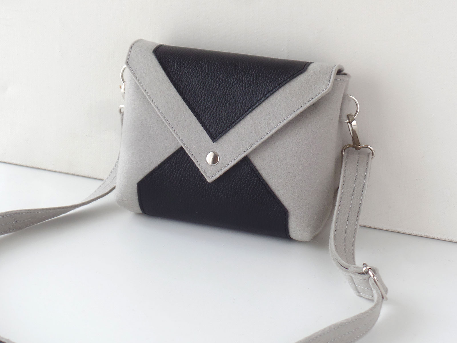 Сумка кроссбоди пепельная