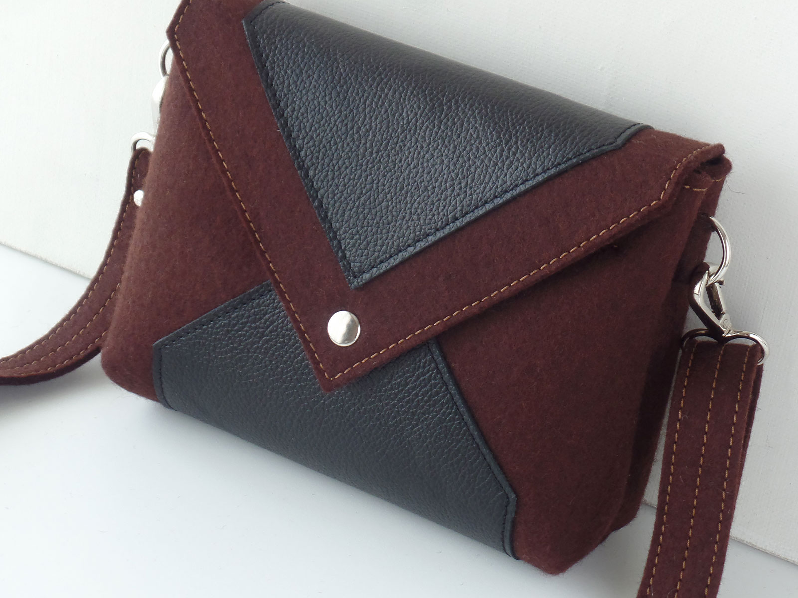 Сумка кроссбоди шоколадная