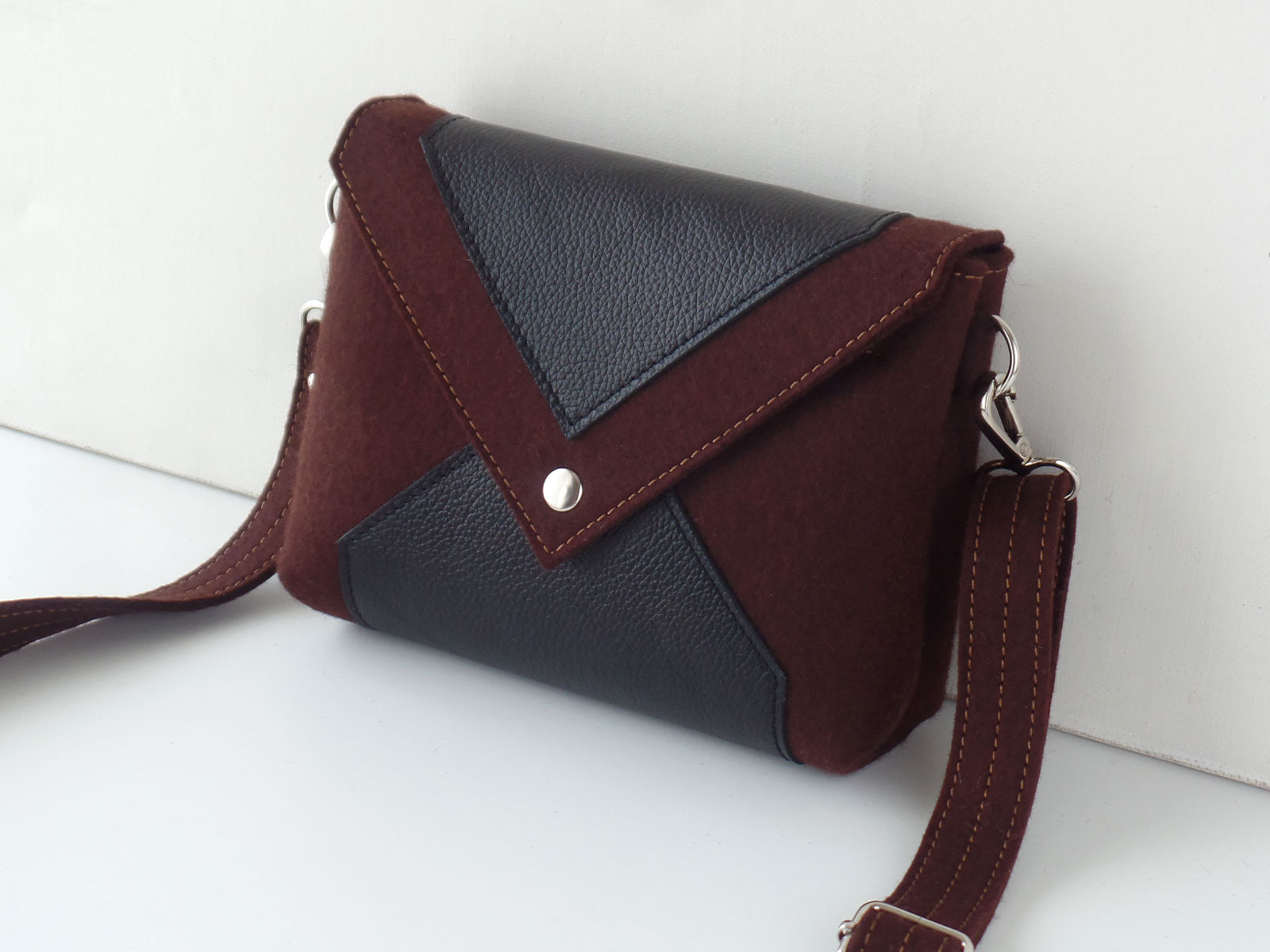 Сумка кроссбоди шоколадная