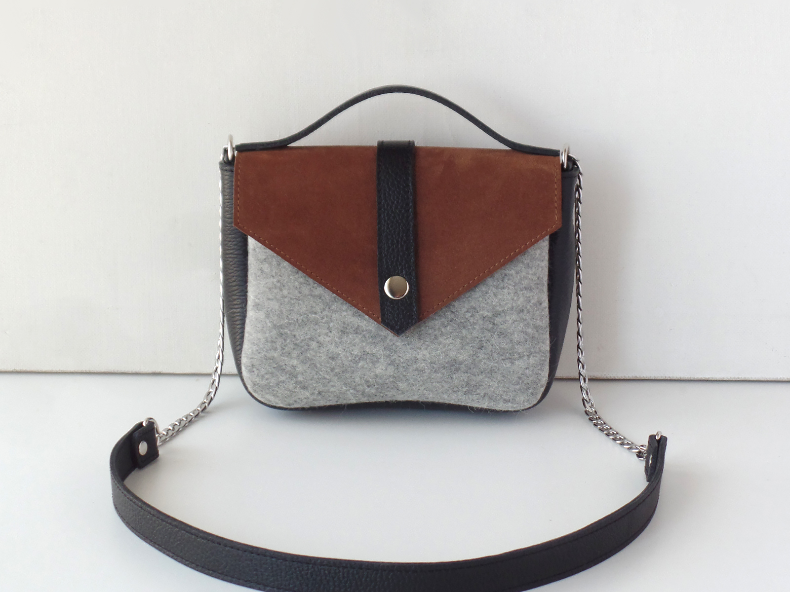 Сумка с коричневым замшевым клапаном светло-серая
