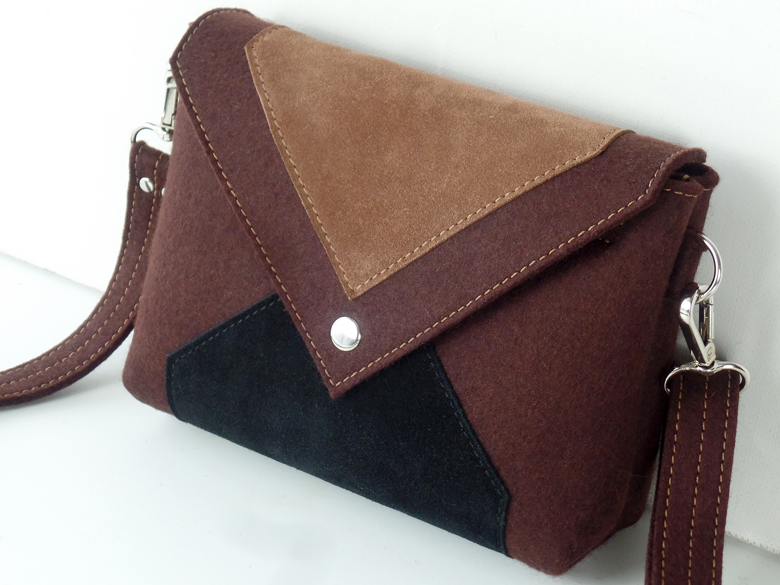 Сумка кроссбоди шоколадная с замшей