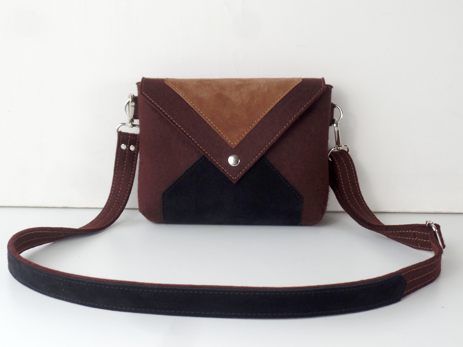 Сумка кроссбоди шоколадная с замшей