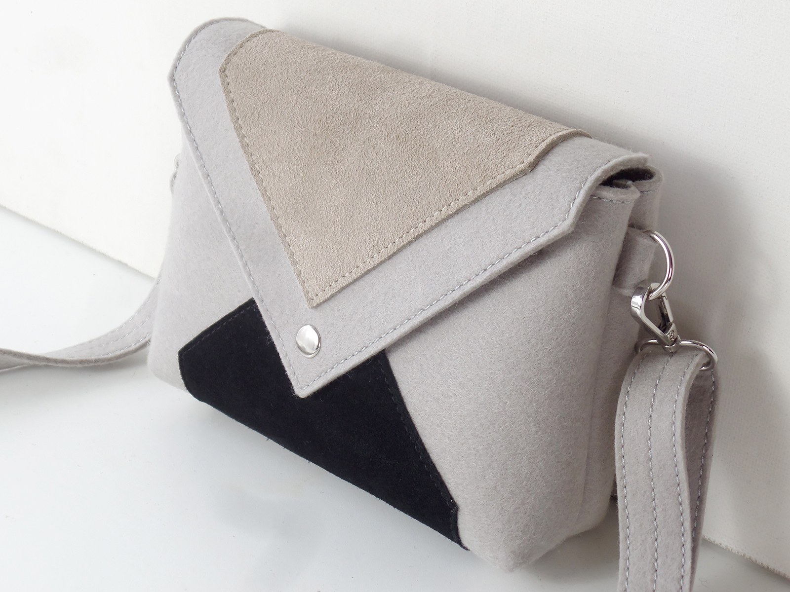 Сумка кроссбоди пепельная с замшей