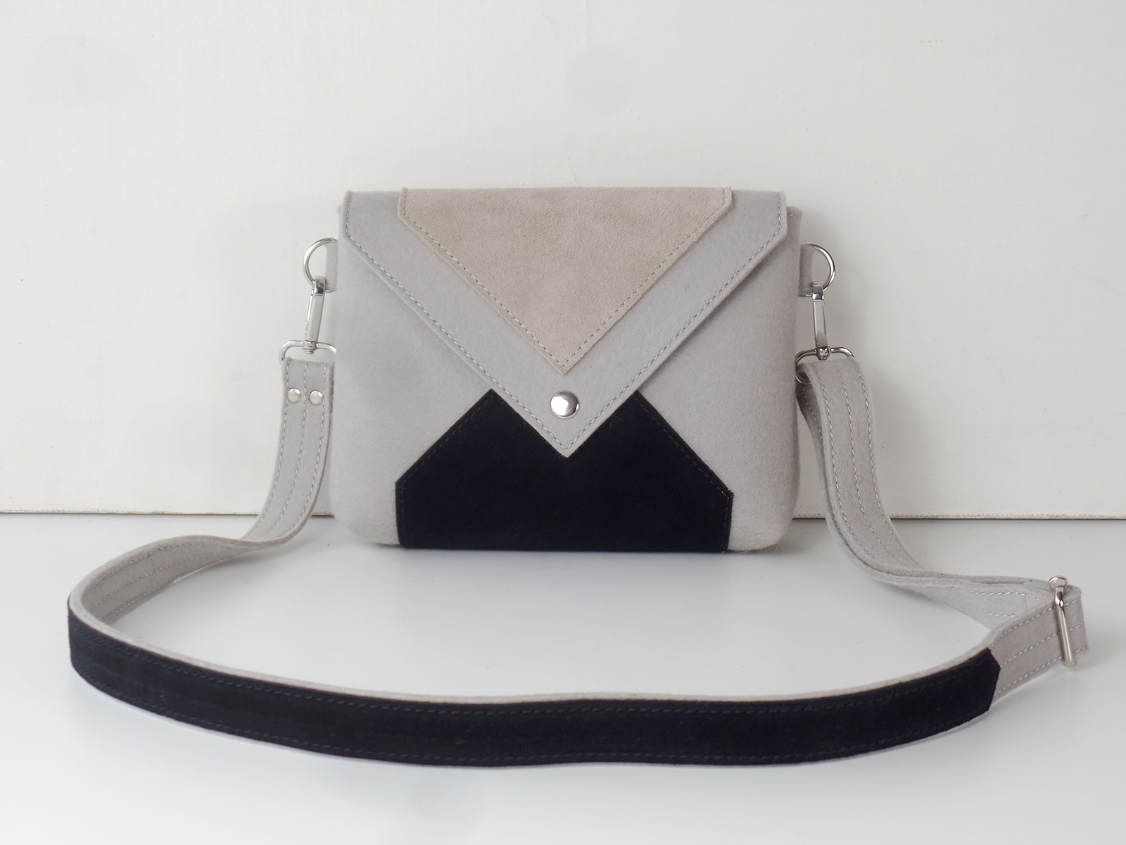 Сумка кроссбоди пепельная с замшей