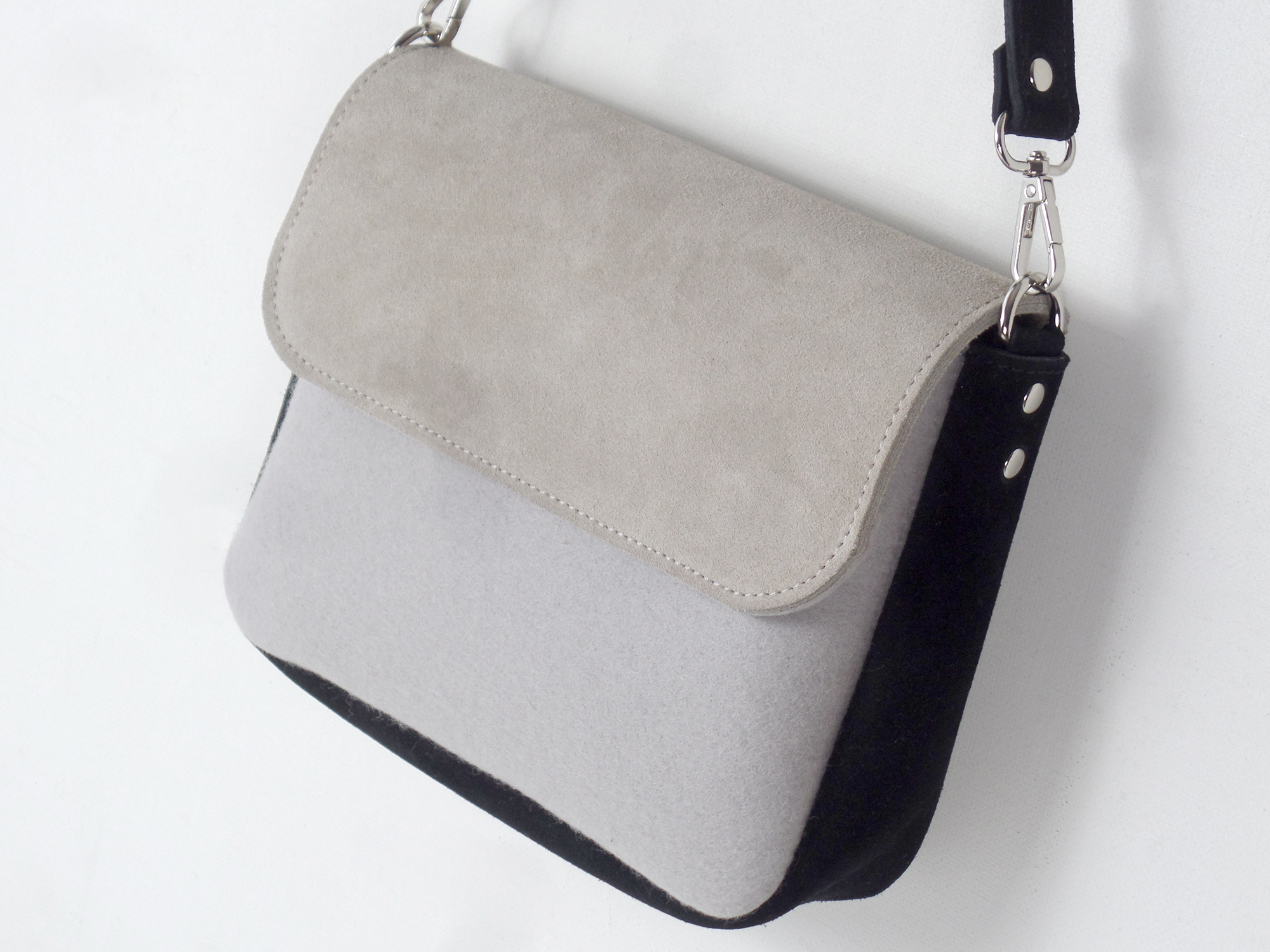 Сумка на плечо пепельная с замшей