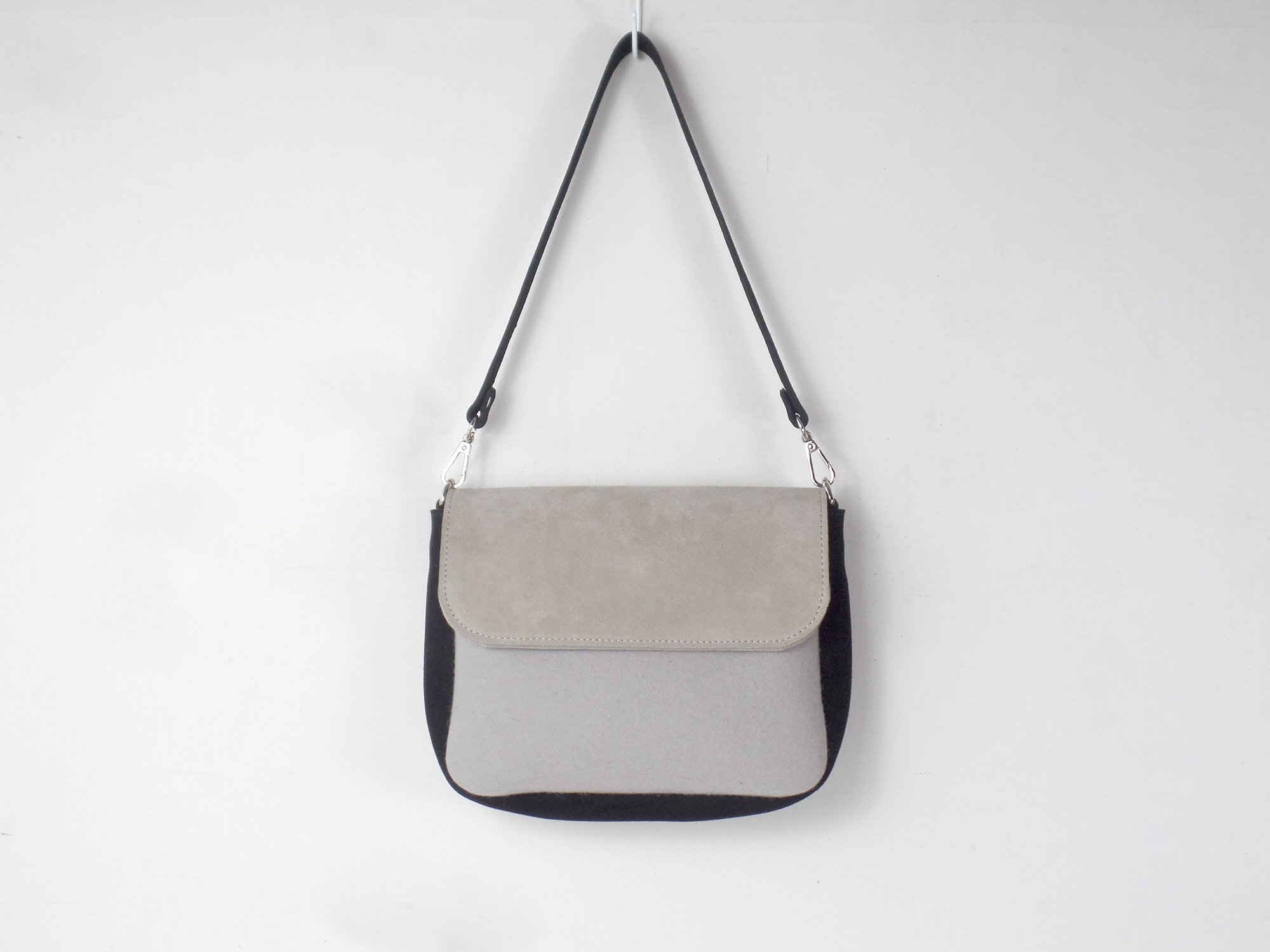 Сумка на плечо пепельная с замшей