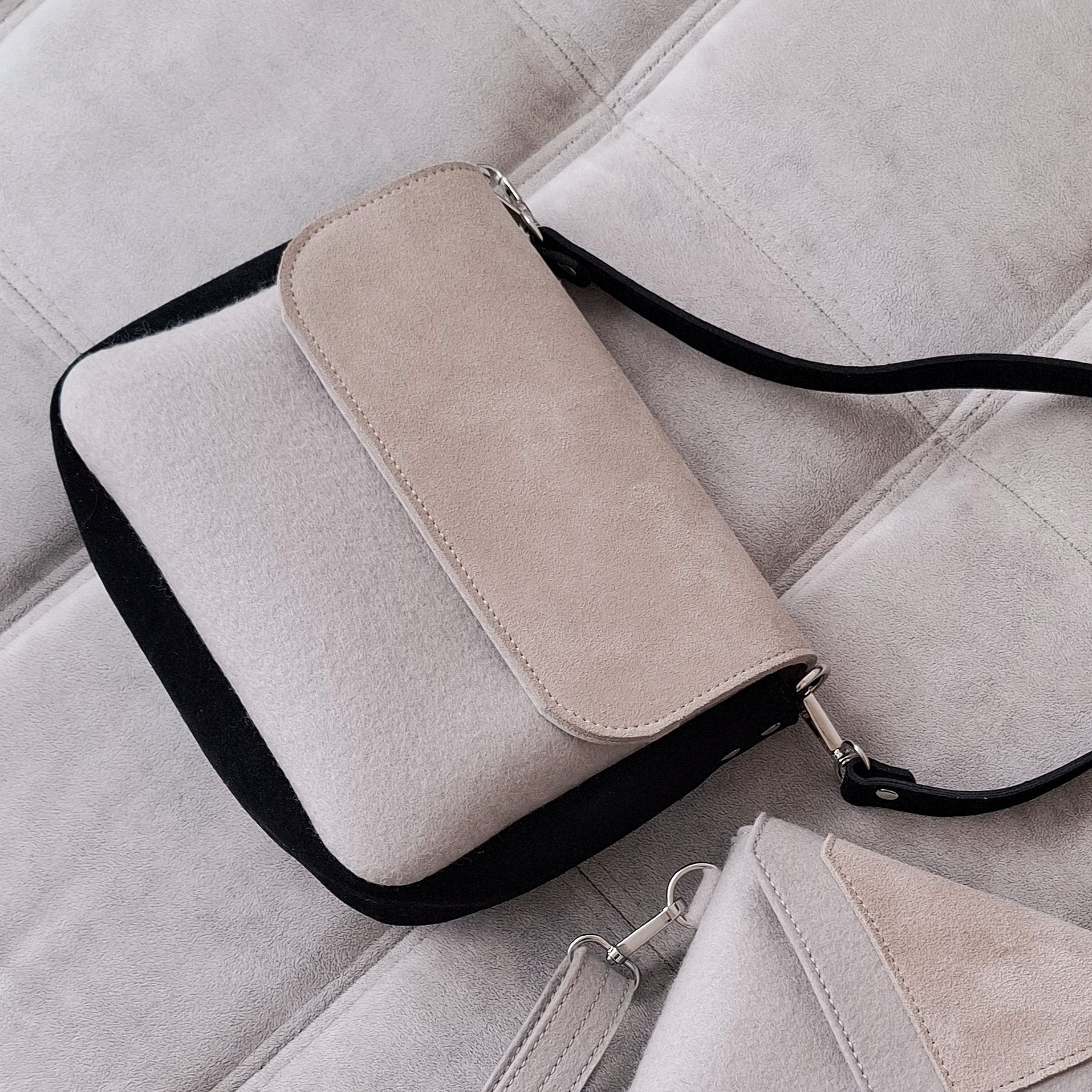 Сумка на плечо пепельная с замшей