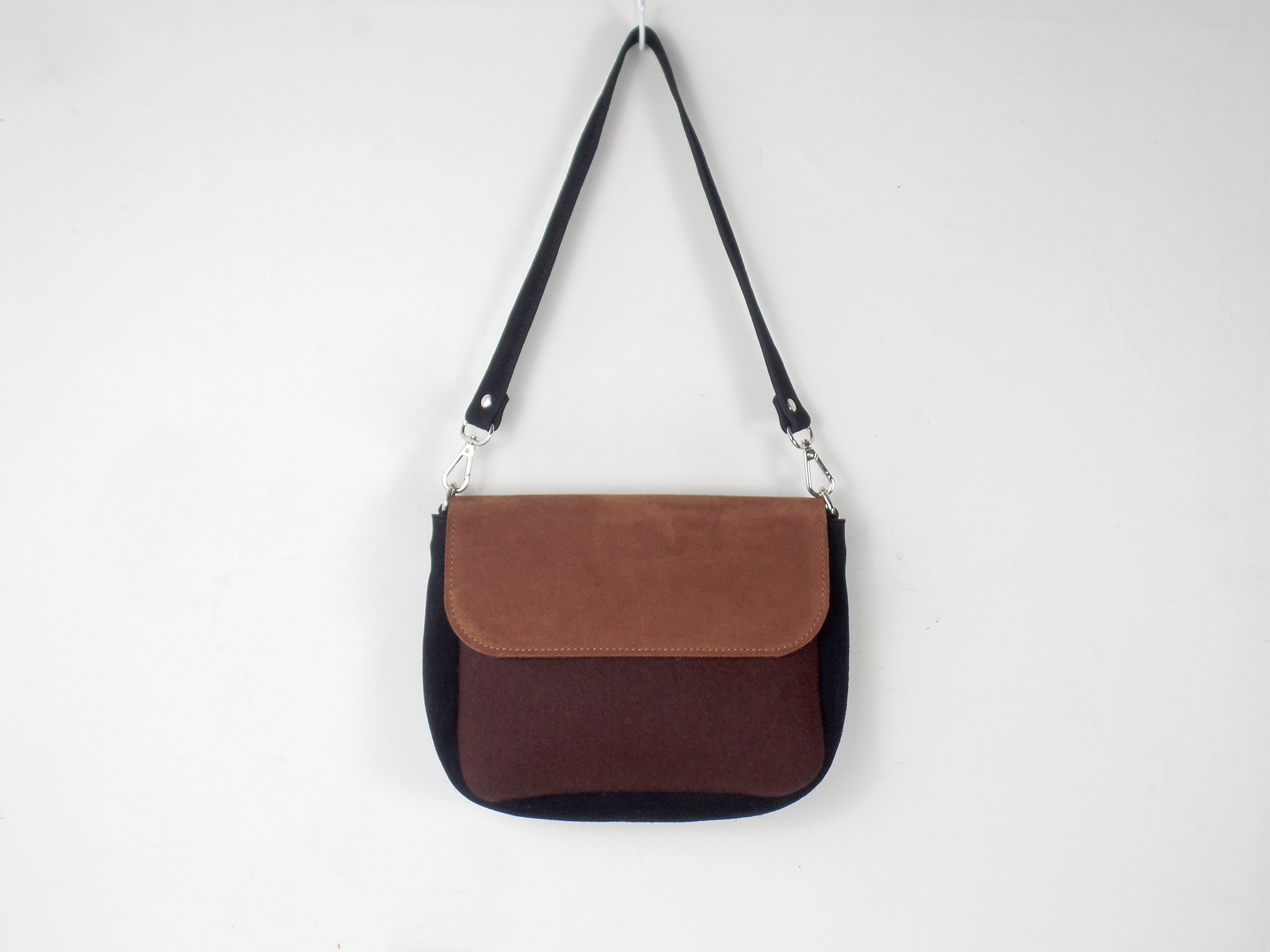 Сумка на плечо шоколадная с замшей