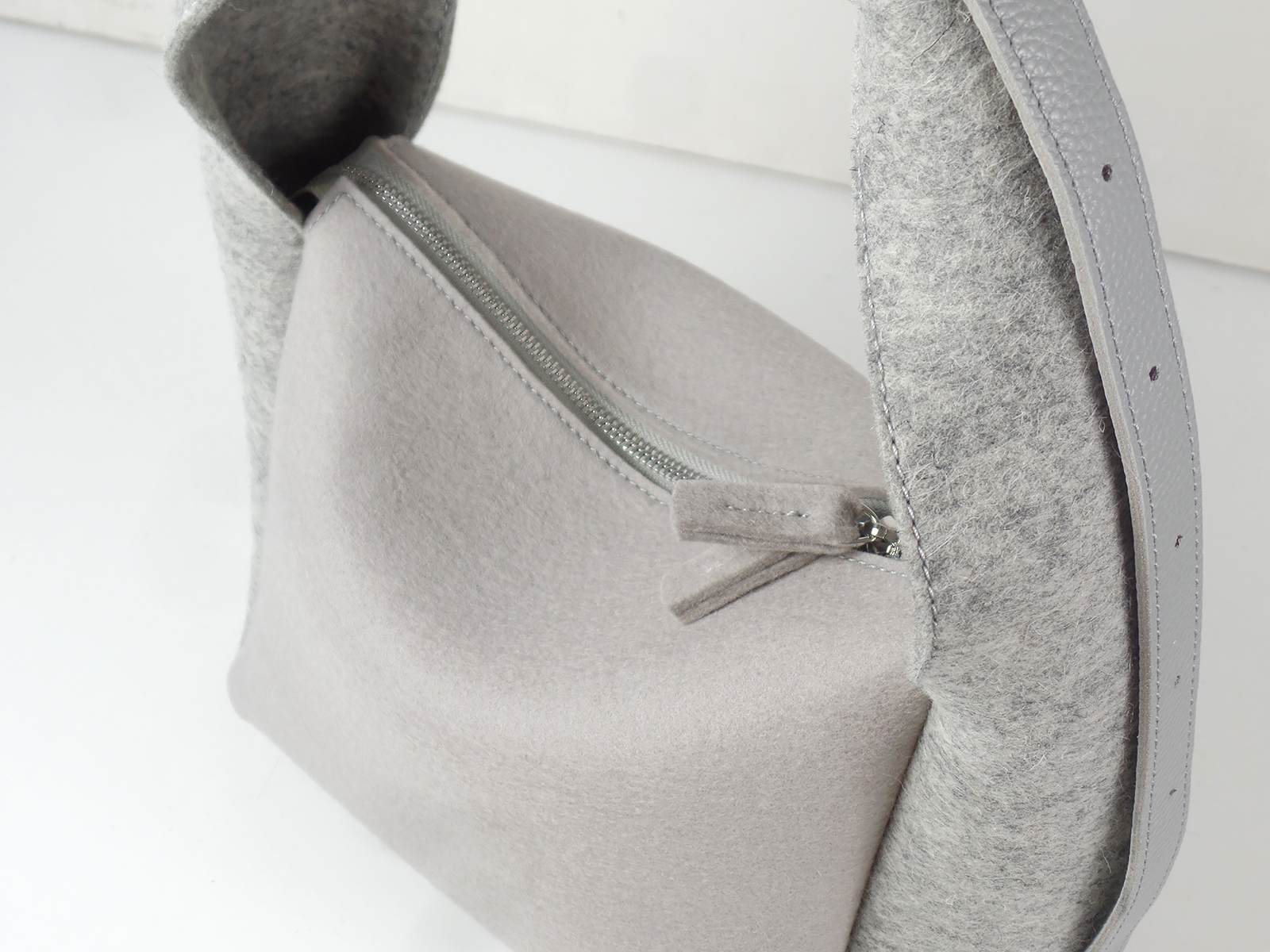 Сумка хобо пепельная