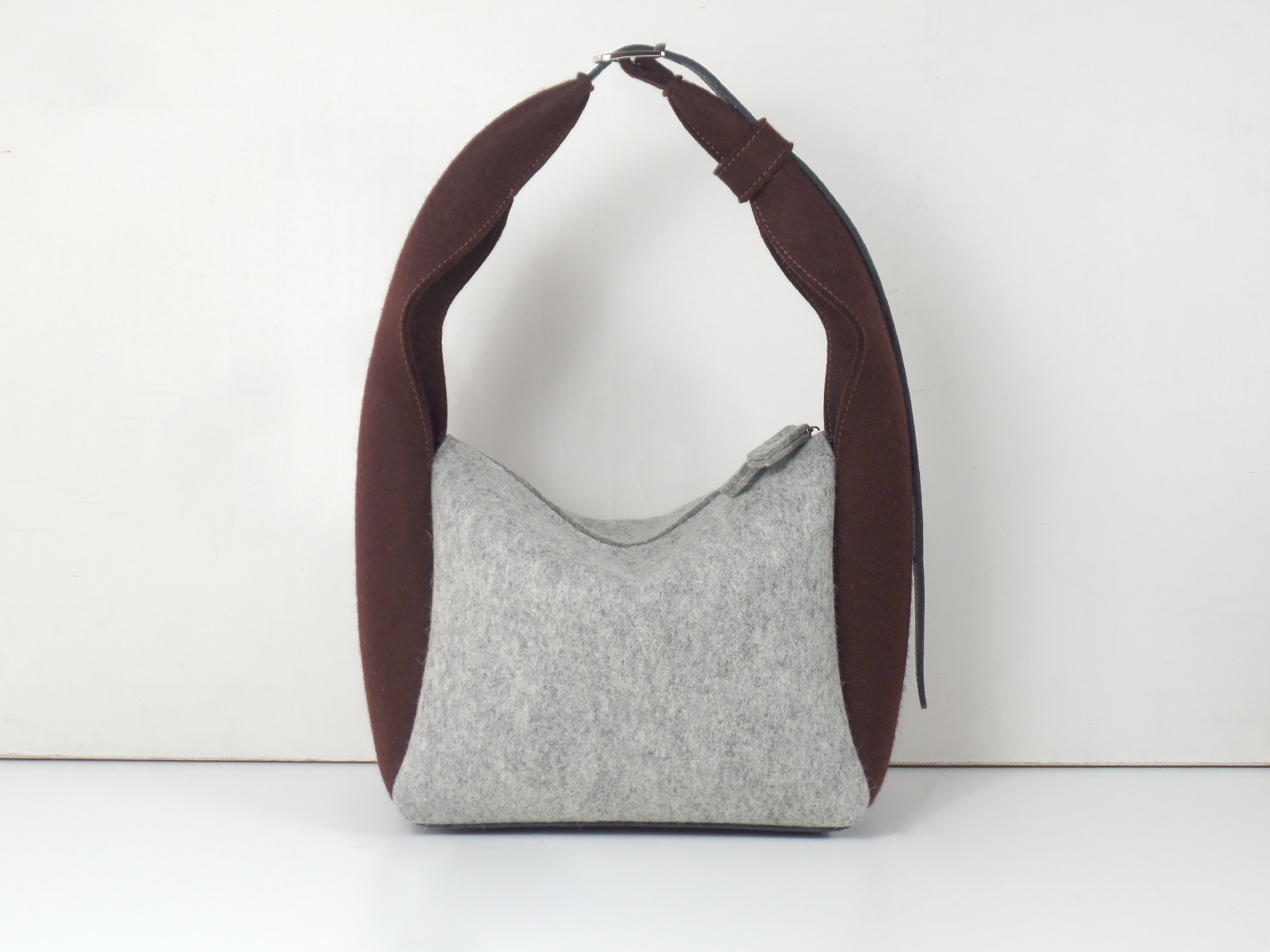 Сумка хобо светло-серая