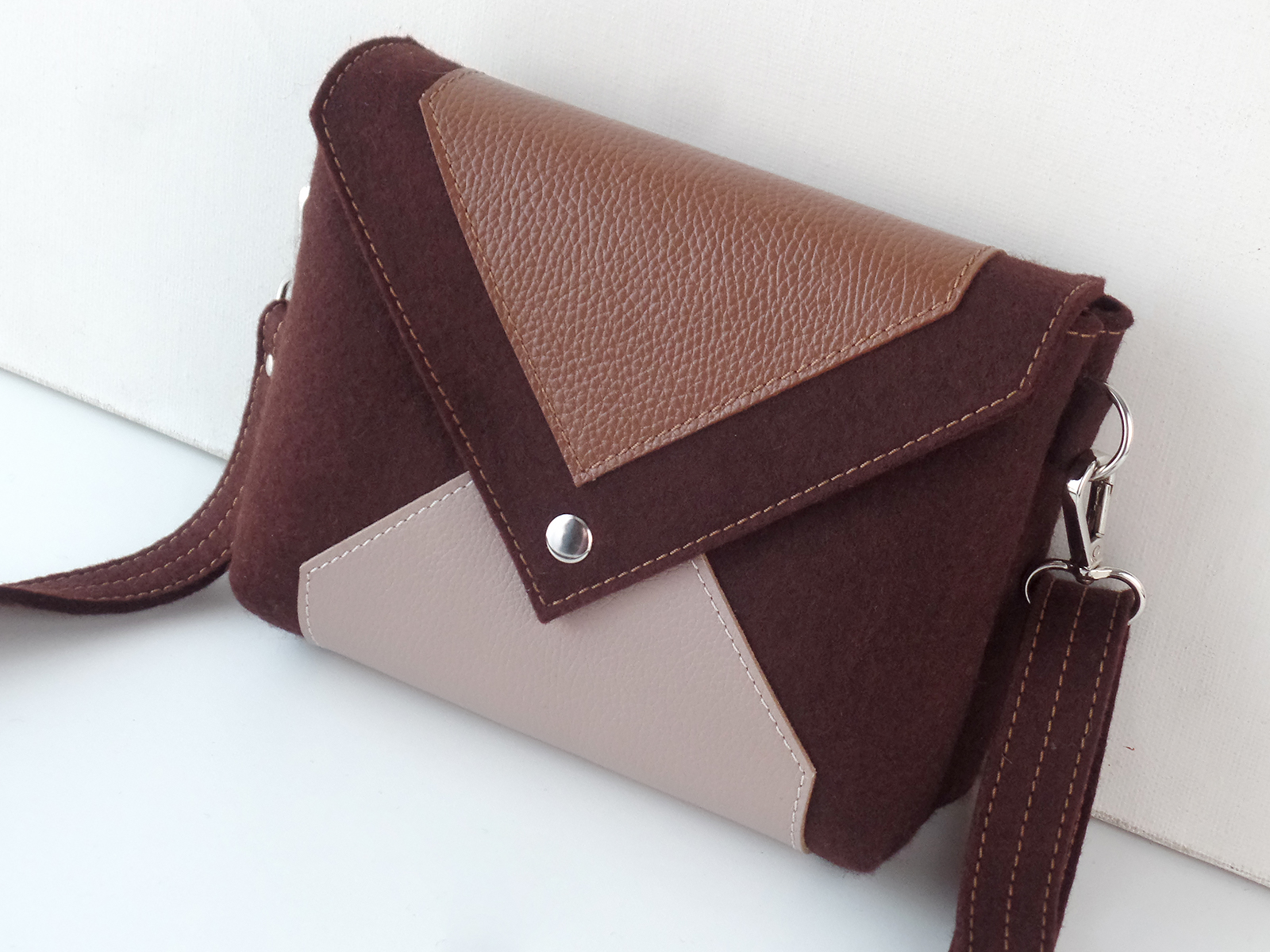 Сумка кроссбоди шоколадная