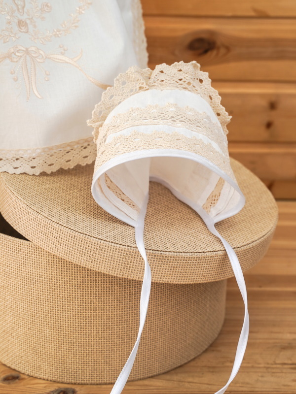 Чепчик с вставками кружева